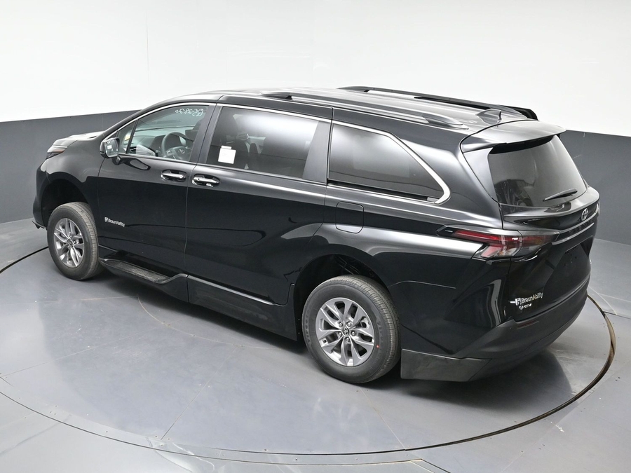 Black Toyota Sienna image number 21