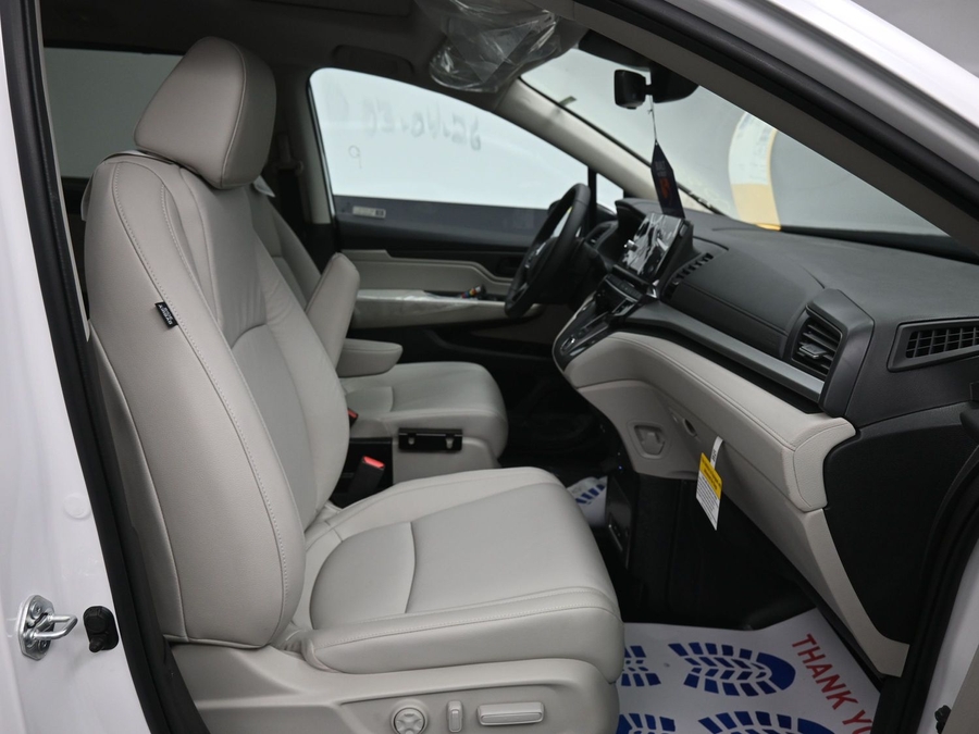 White Honda Odyssey image number 8