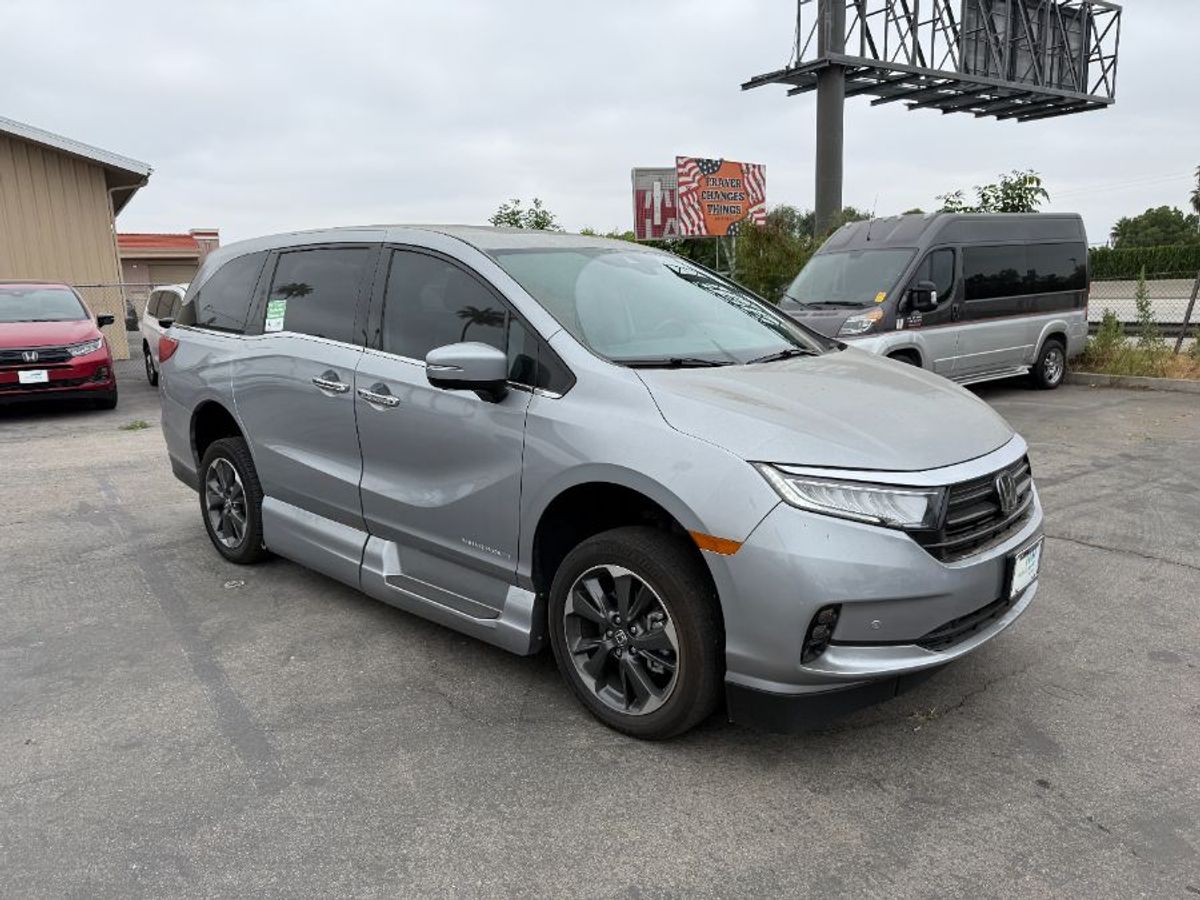 Silver Honda Odyssey image number 2