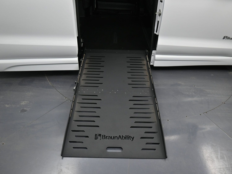 White Chrysler Pacifica image number 10