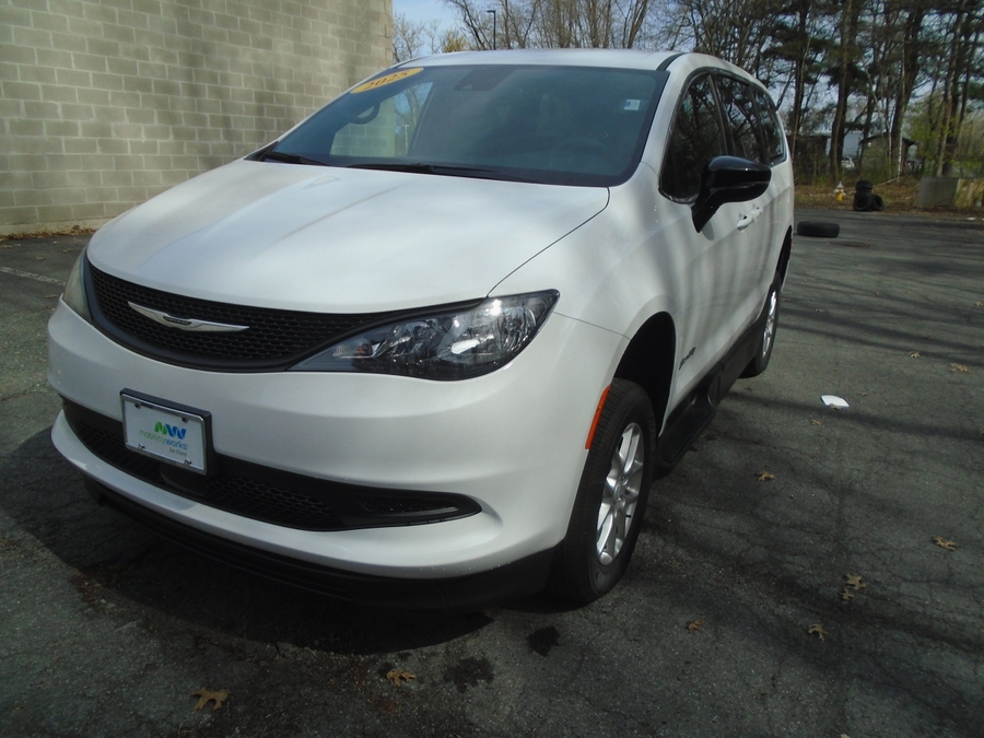 White Chrysler Voyager image number 14
