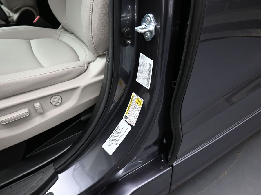 Grey Honda Odyssey image number 11