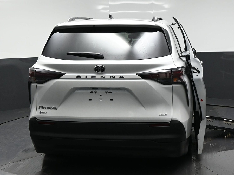 White Toyota Sienna image number 4