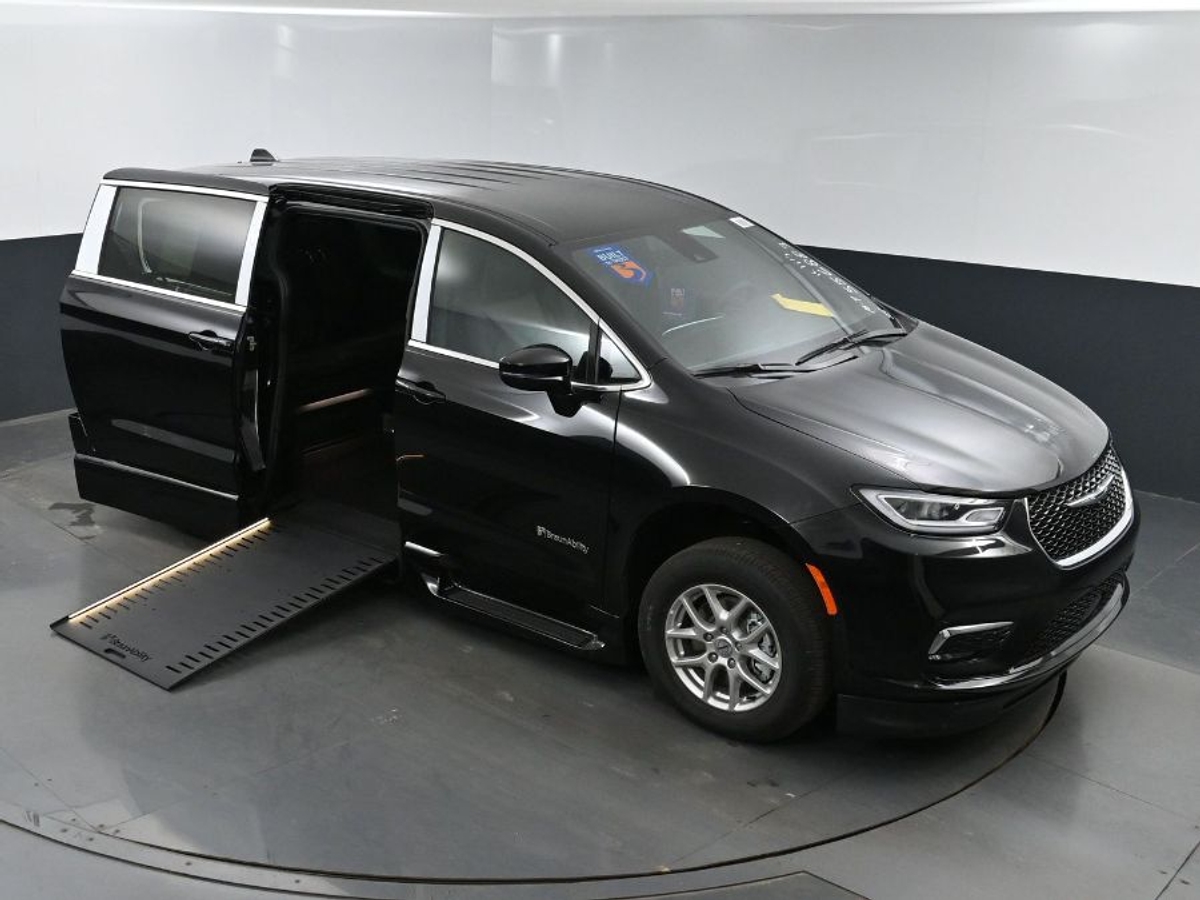 Black Chrysler Pacifica image number 22