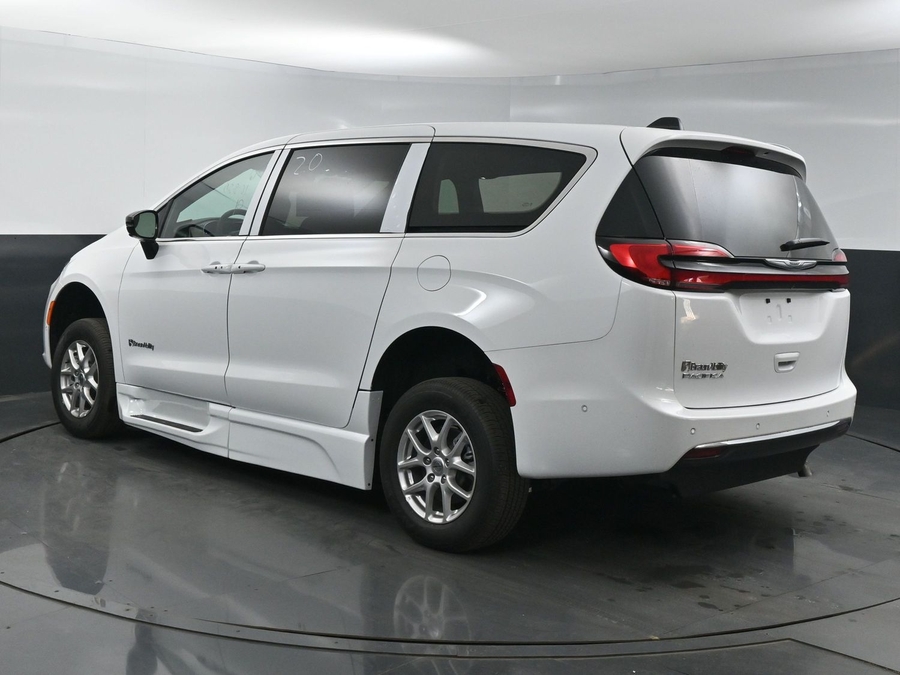 New 2025 Chrysler Pacifica SELECT PLUS - BraunAbility Side Entry Entry In Floor Automatic Ramp