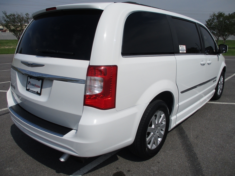Used 2015 Chrysler Town and Country Touring - BraunAbility Side Entry Entry Fold Out Automatic Ramp