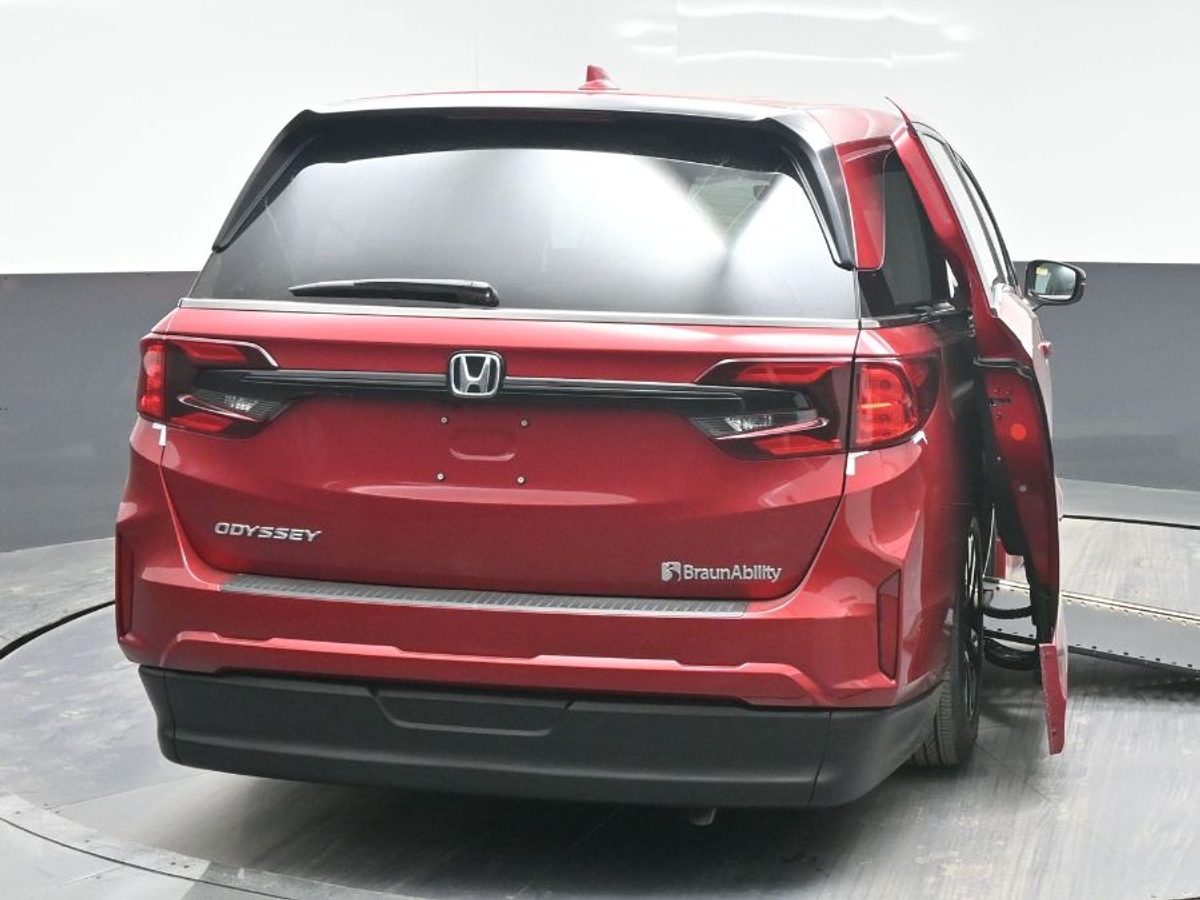 Red Honda Odyssey image number 2