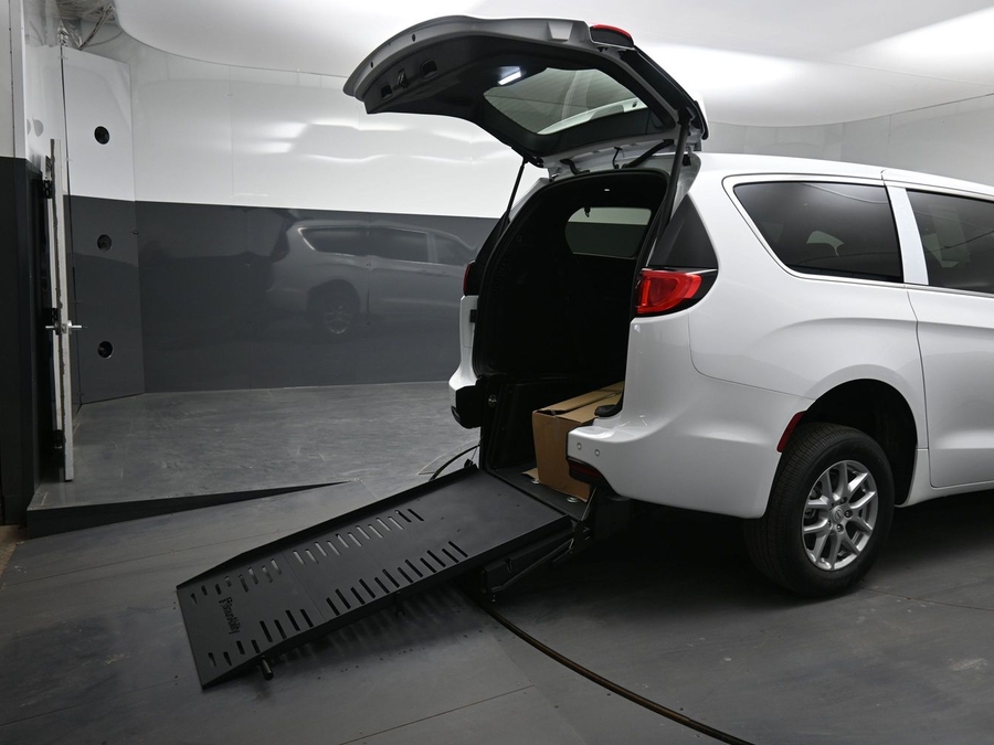 White Chrysler Voyager image number 15