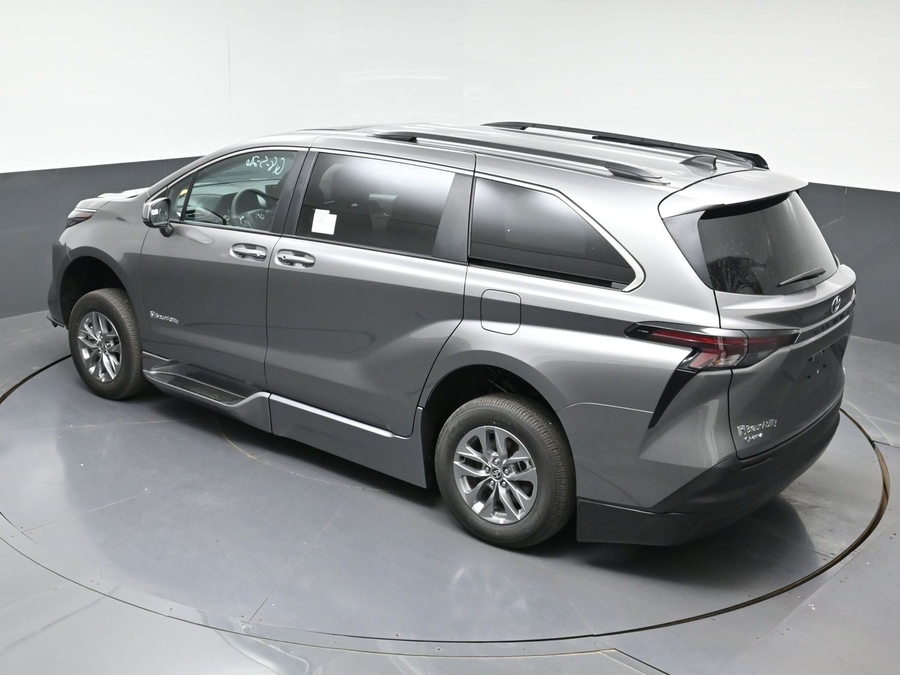 New 2026 Toyota Sienna Hybrid XLE Base - BraunAbility Side Entry Fold Out Automatic Ramp
