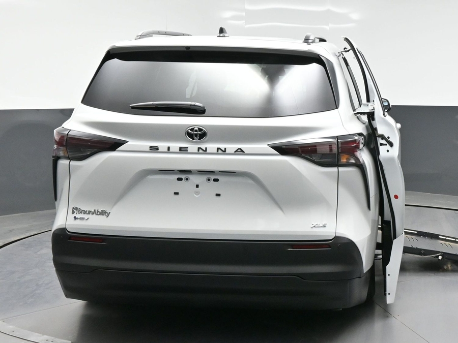 New 2026 Toyota Sienna Hybrid XLE Base - BraunAbility Side Entry Entry Fold Out Automatic Ramp