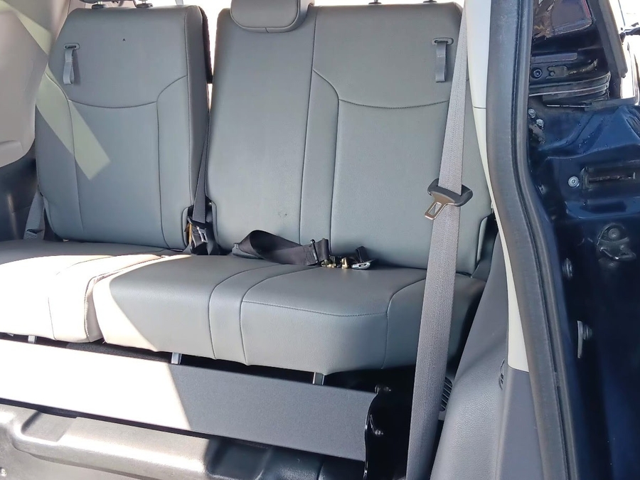 Blue Toyota Sienna image number 9