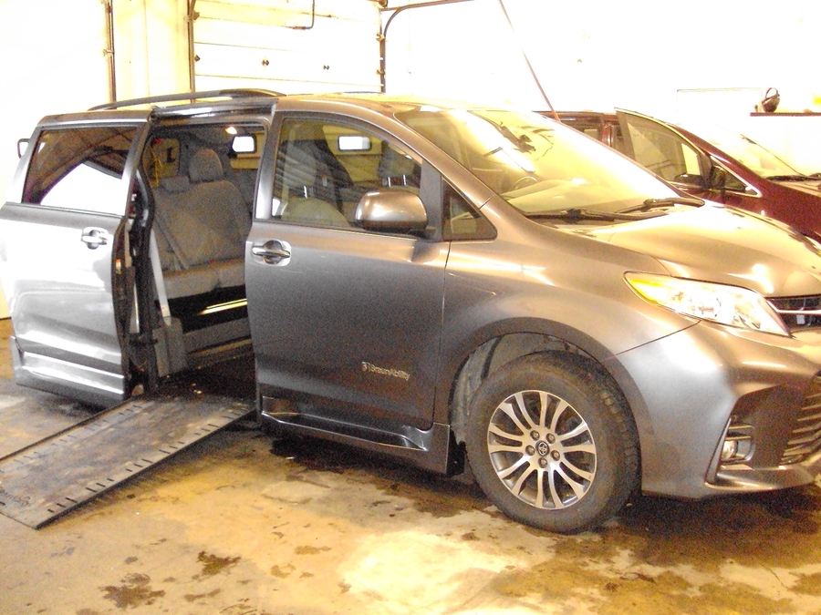 2020 Toyota Sienna XLE's photo