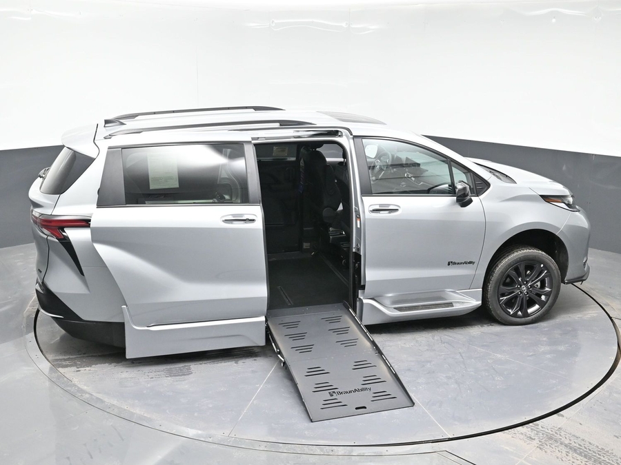 New 2025 Toyota Sienna Hybrid XSE Sport - BraunAbility Side Entry Entry Fold Out Automatic Ramp