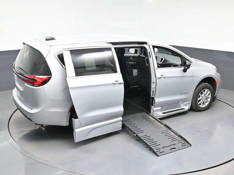 New 2026 Chrysler Pacifica Select Safety - BraunAbility Side Entry Entry Fold Out Automatic Ramp