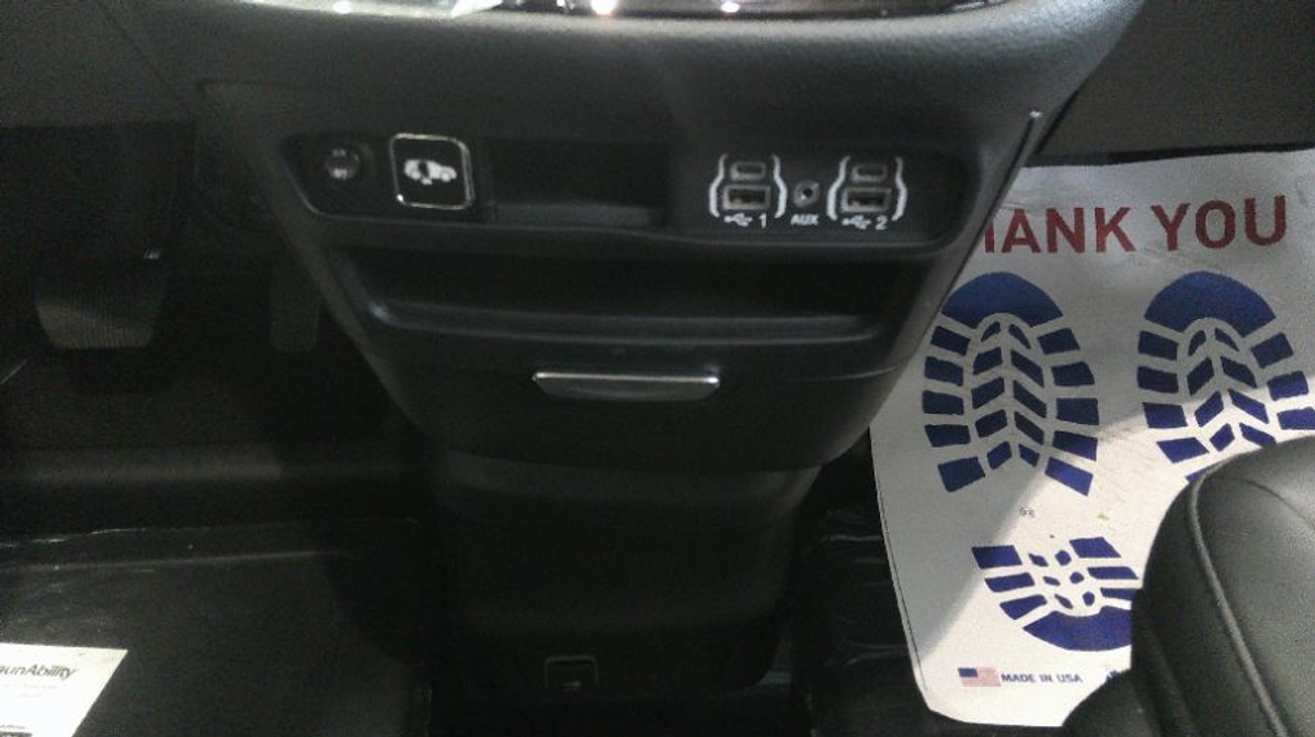 Grey Chrysler Pacifica image number 15