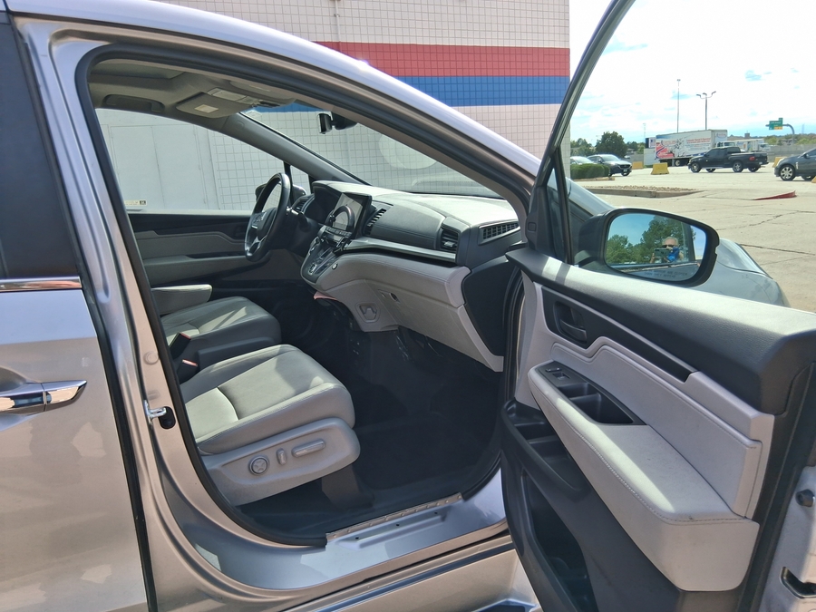 Silver Honda Odyssey image number 10
