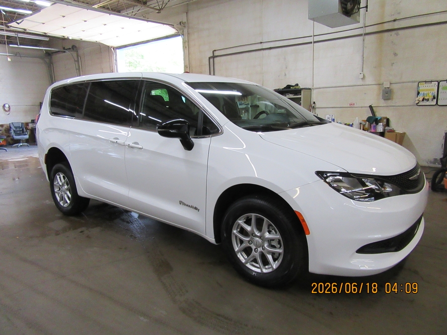 White Chrysler Voyager image number 15
