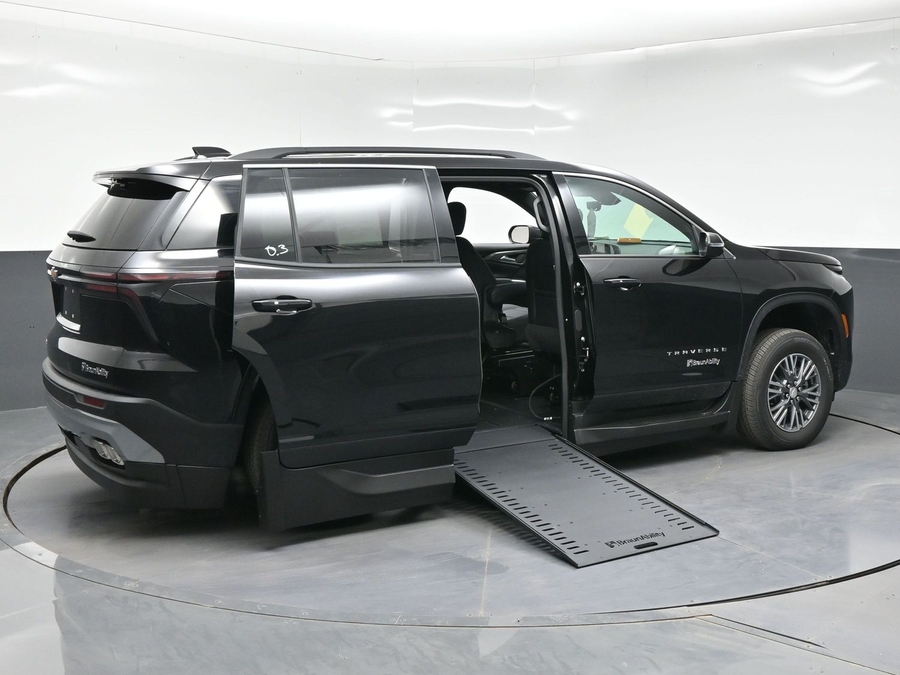 Black Chevrolet Traverse image number 3