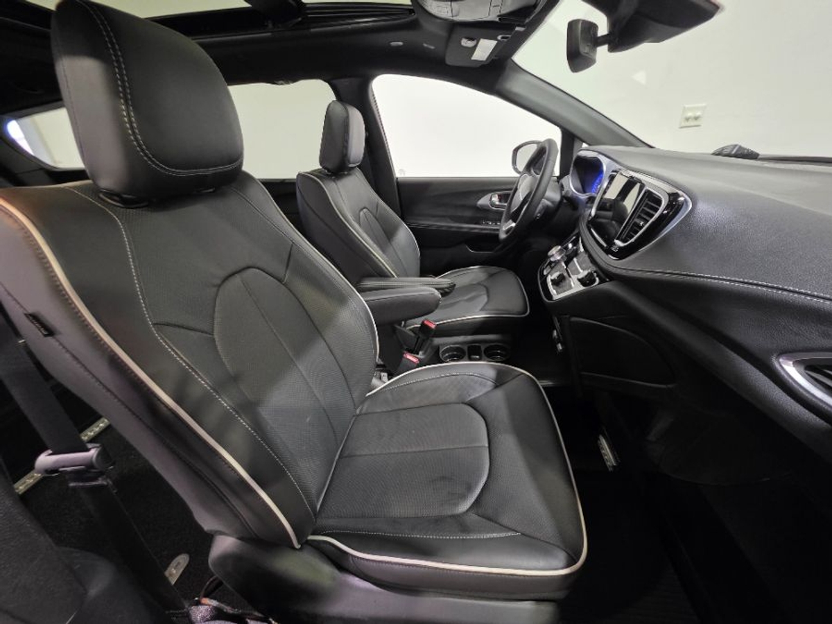 Red Chrysler Pacifica image number 17