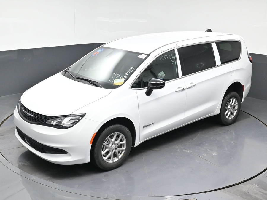 White Chrysler Voyager image number 22