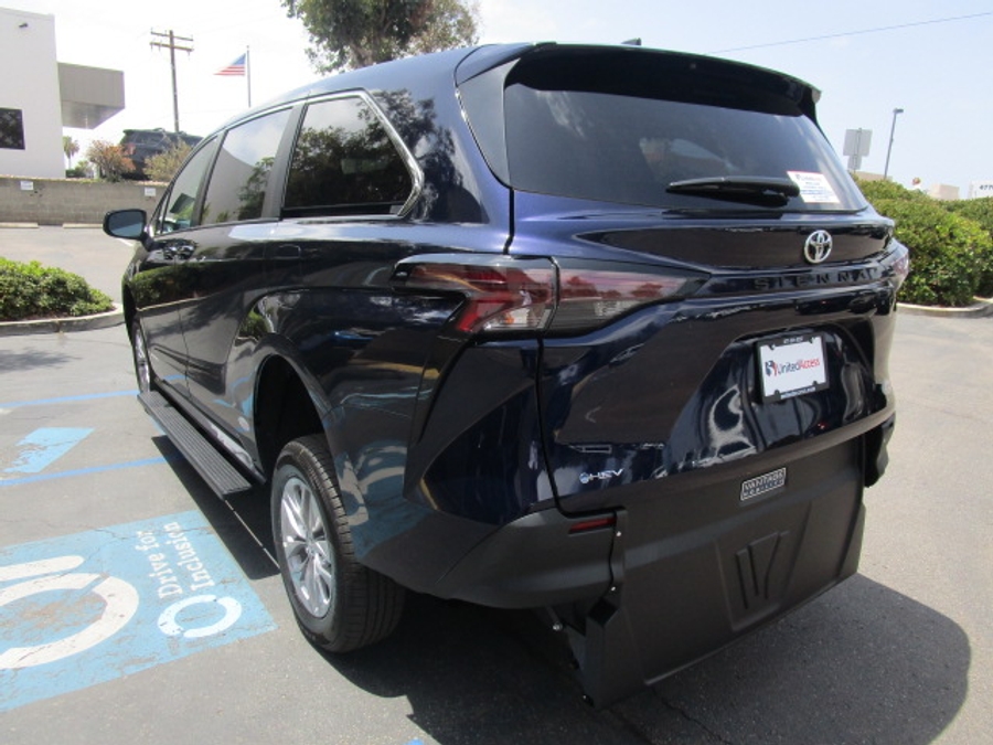 New 2026 Toyota Sienna Hybrid FWD LE - Vantage Mobility Commercial Rear Entry Entry Fold Out Manual Ramp