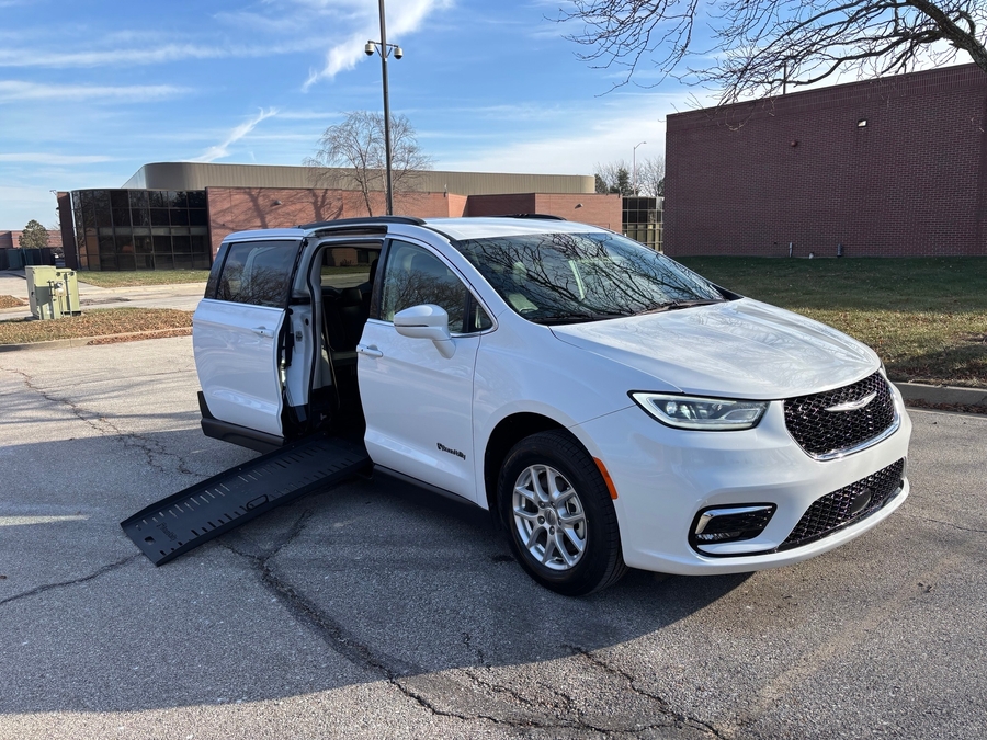 Used 2022 Chrysler Pacifica Touring L - BraunAbility Side Entry Entry Fold Out Manual Ramp