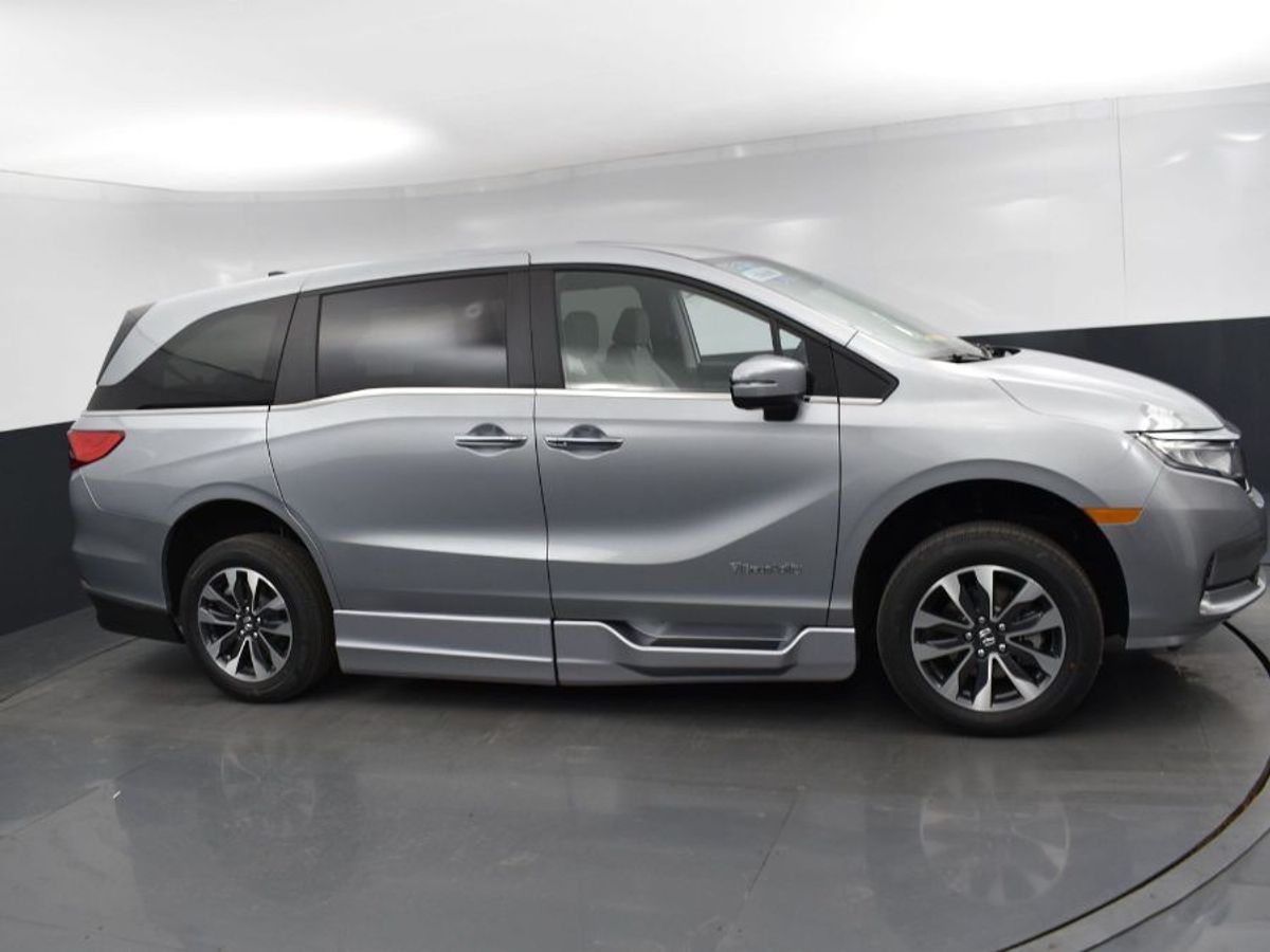 Silver Honda Odyssey image number 8