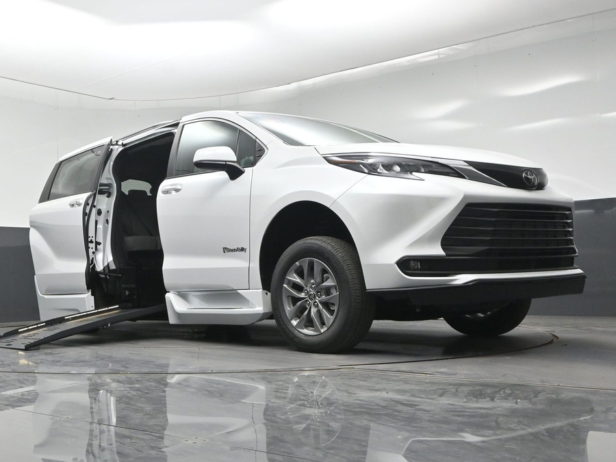 White Toyota Sienna image number 8