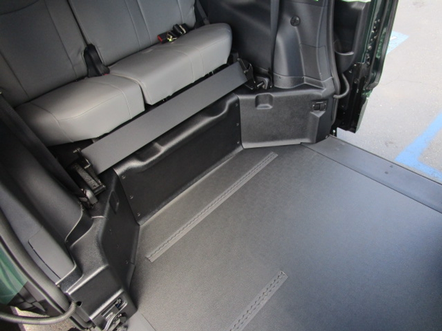 New 2026 Toyota Sienna Hybrid XLE Base - BraunAbility Side Entry Entry Fold Out Automatic Ramp
