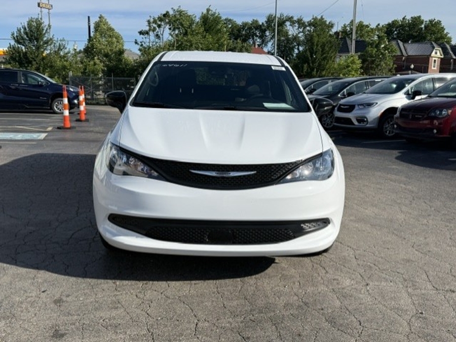 White Chrysler Voyager image number 1