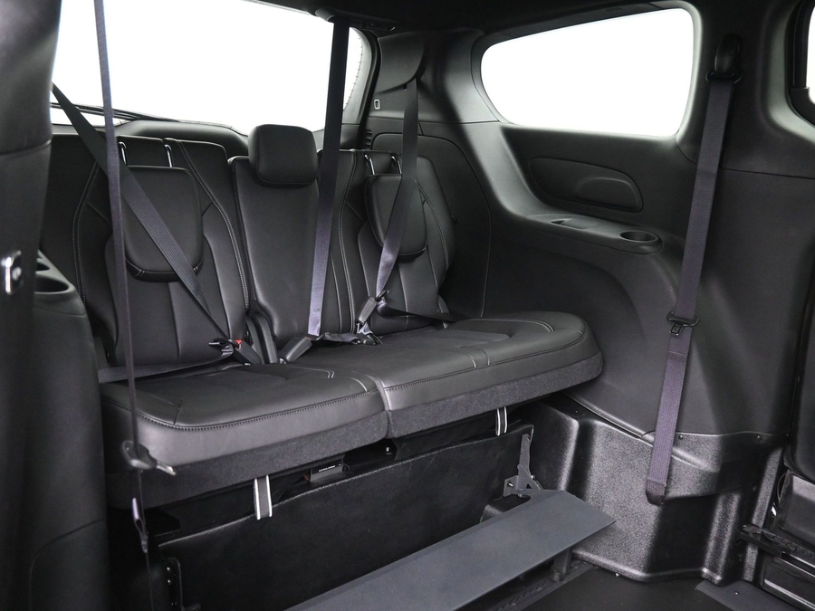 Black Chrysler Pacifica image number 9