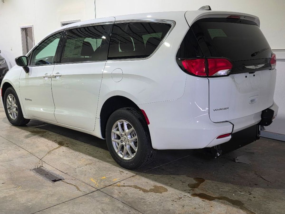 White Chrysler Voyager image number 6