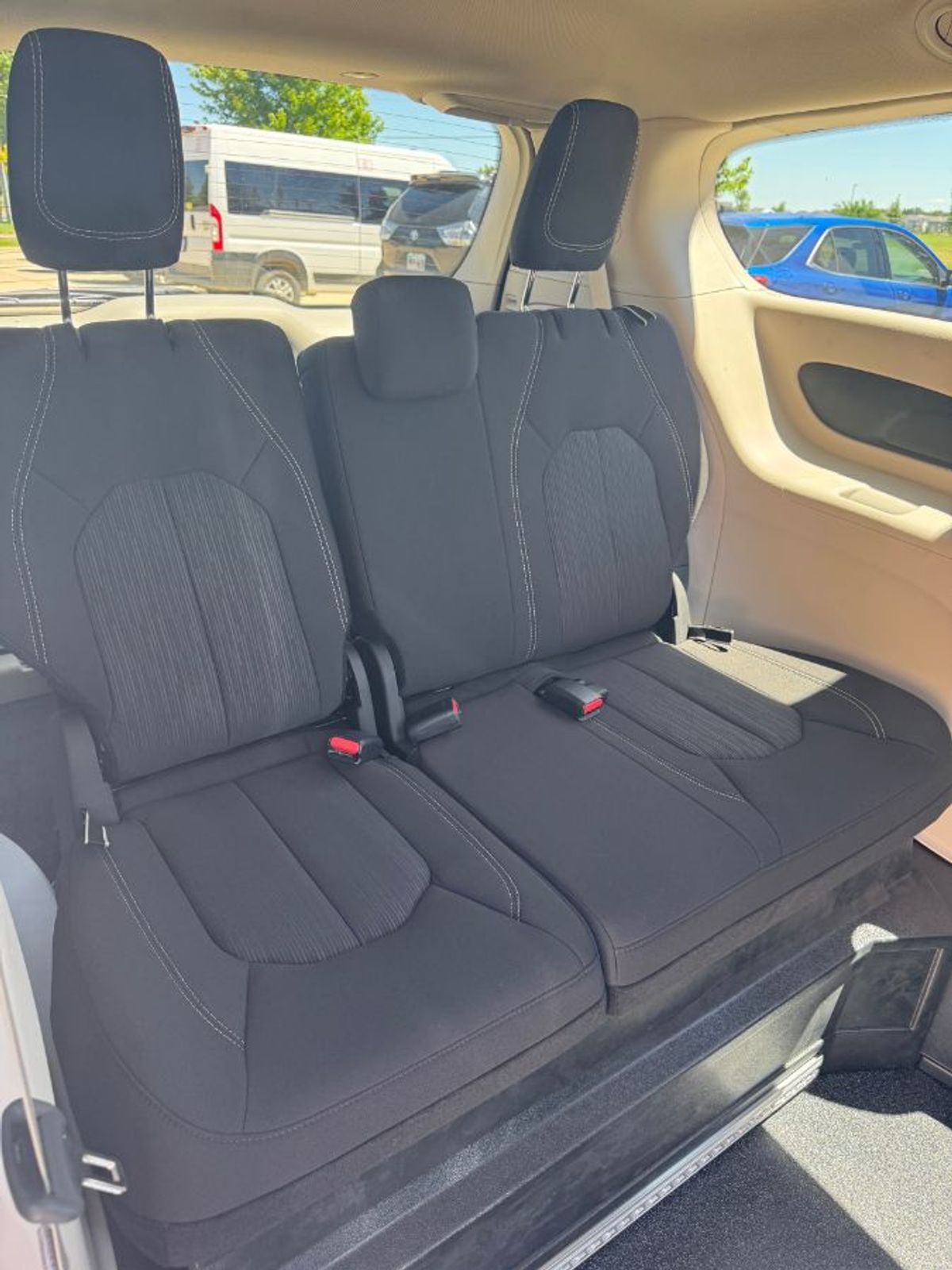 White Chrysler Voyager image number 16