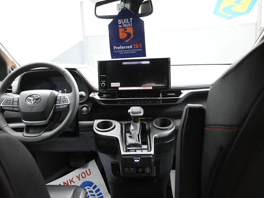 Silver Toyota Sienna image number 12