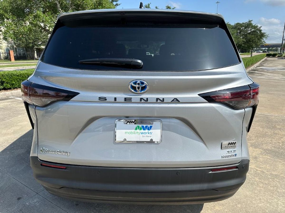 Silver Toyota Sienna image number 4