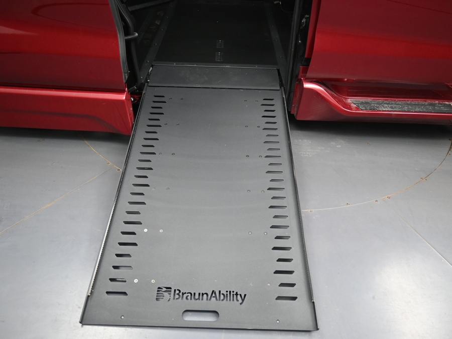New 2026 Toyota Sienna Hybrid LE - BraunAbility Side Entry In Floor Automatic Ramp