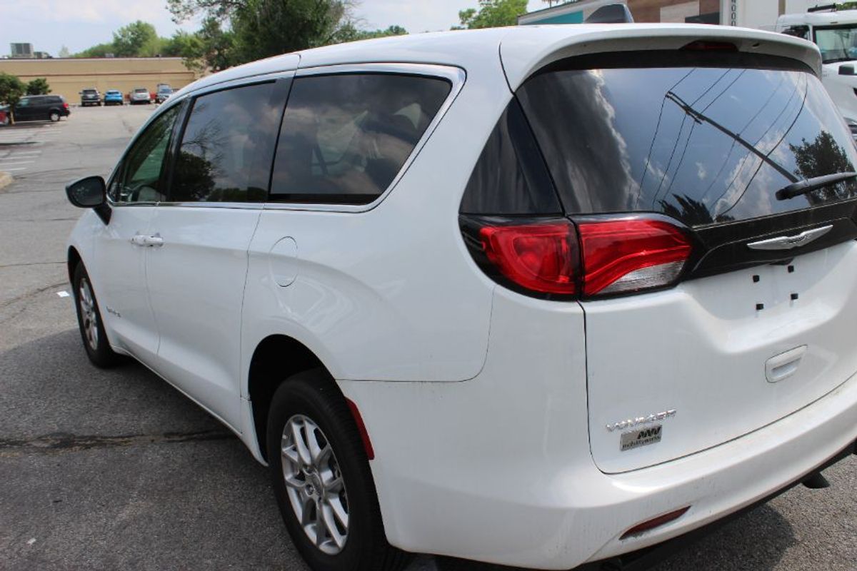 White Chrysler Voyager image number 3