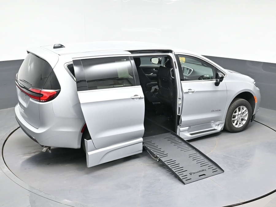 New 2026 Chrysler Pacifica Select Safety - BraunAbility Side Entry Fold Out Automatic Ramp