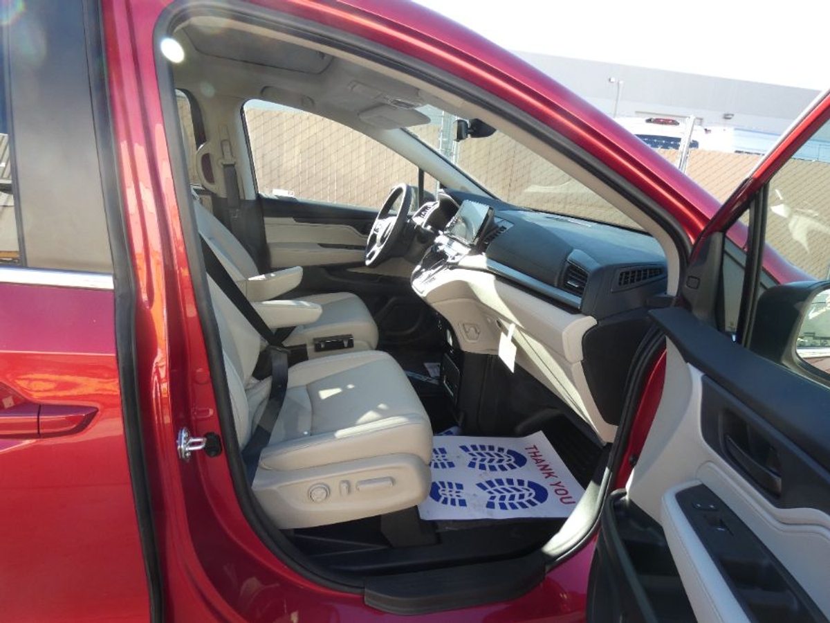 Red Honda Odyssey image number 8