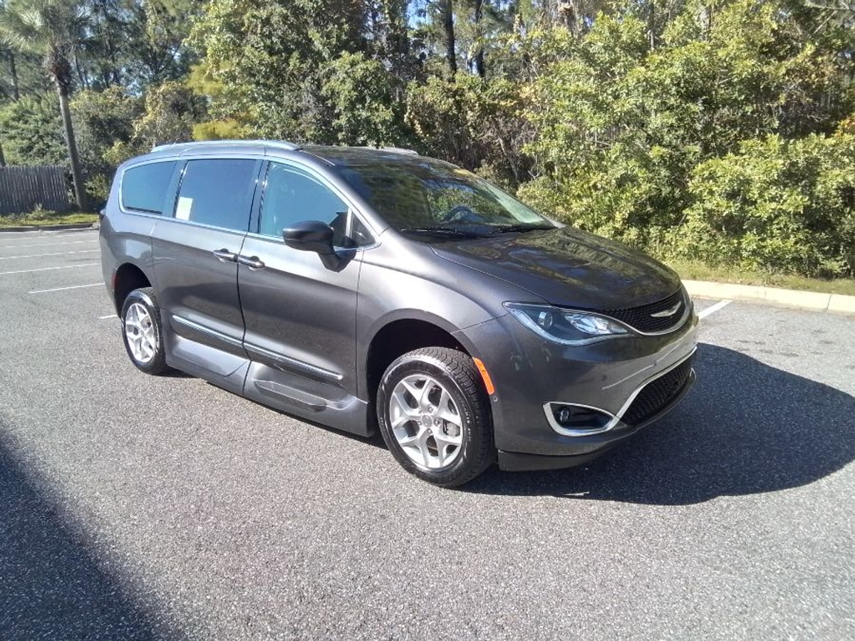 Grey Chrysler Pacifica image number 13