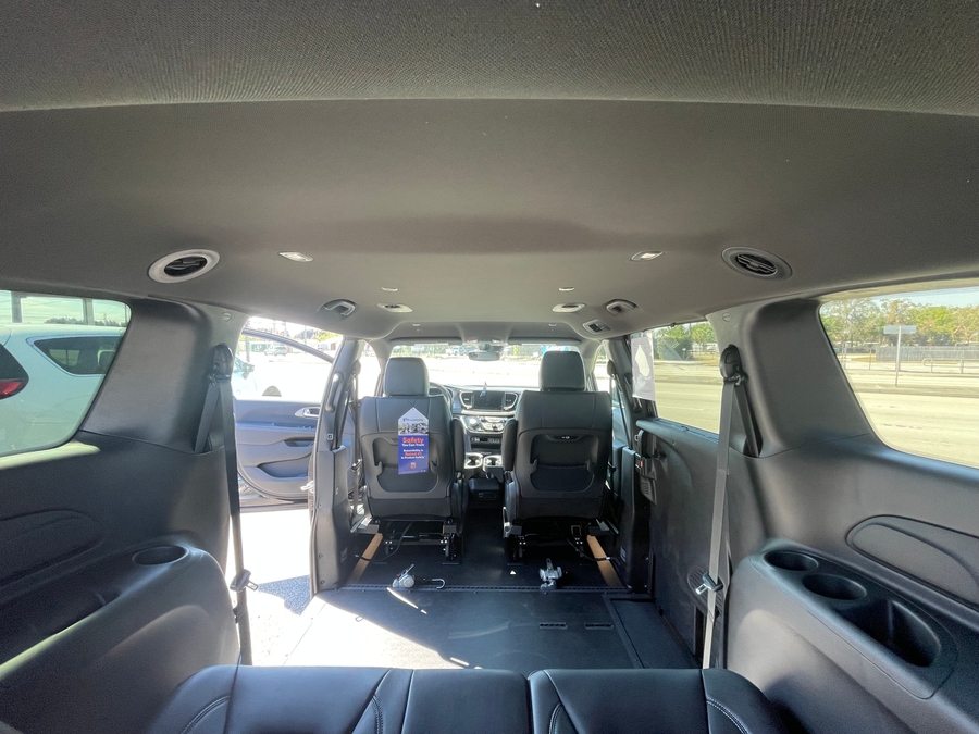 Black Chrysler Pacifica image number 9