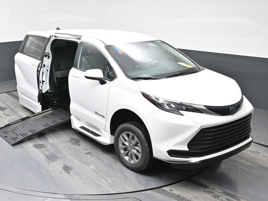 New 2025 Toyota Sienna Hybrid LE - BraunAbility Side Entry Entry Fold Out Automatic Ramp