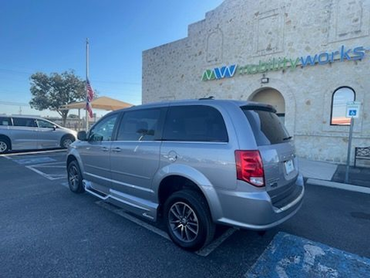 2017 DODGE GRAND CARAVAN - Image 11