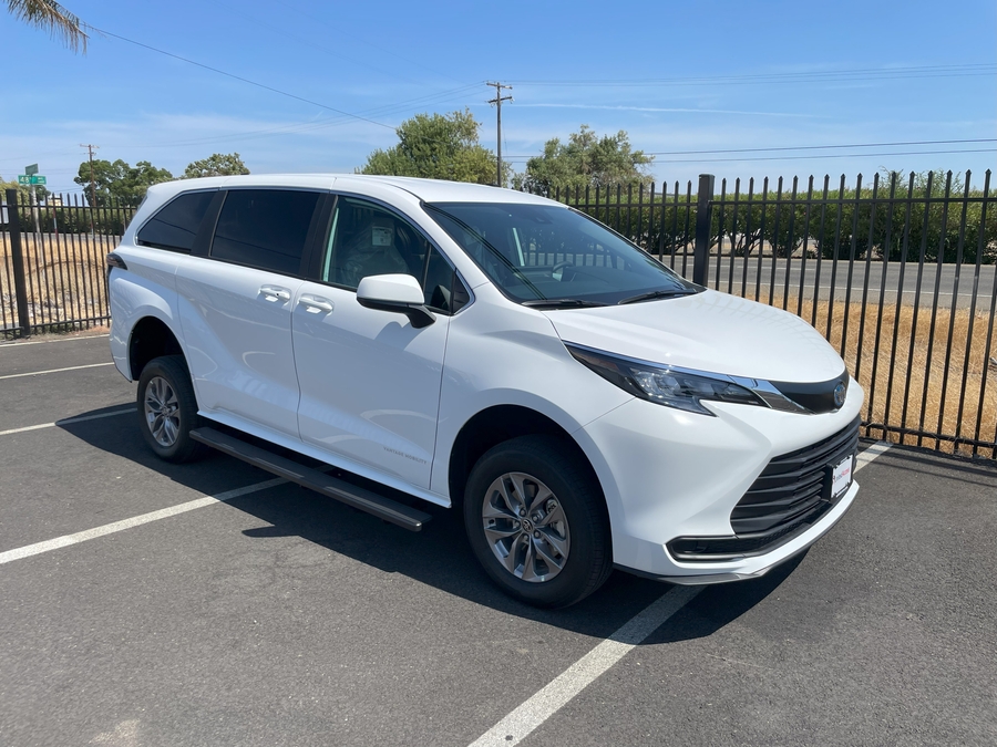 New 2026 Toyota Sienna Hybrid LE DRIVER/PASSENGER MID SWIVEL SEATS - Vantage Mobility Rear Entry Entry Fold Out Manual Ramp