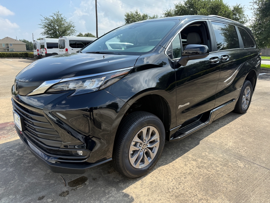Black Toyota Sienna image number 6