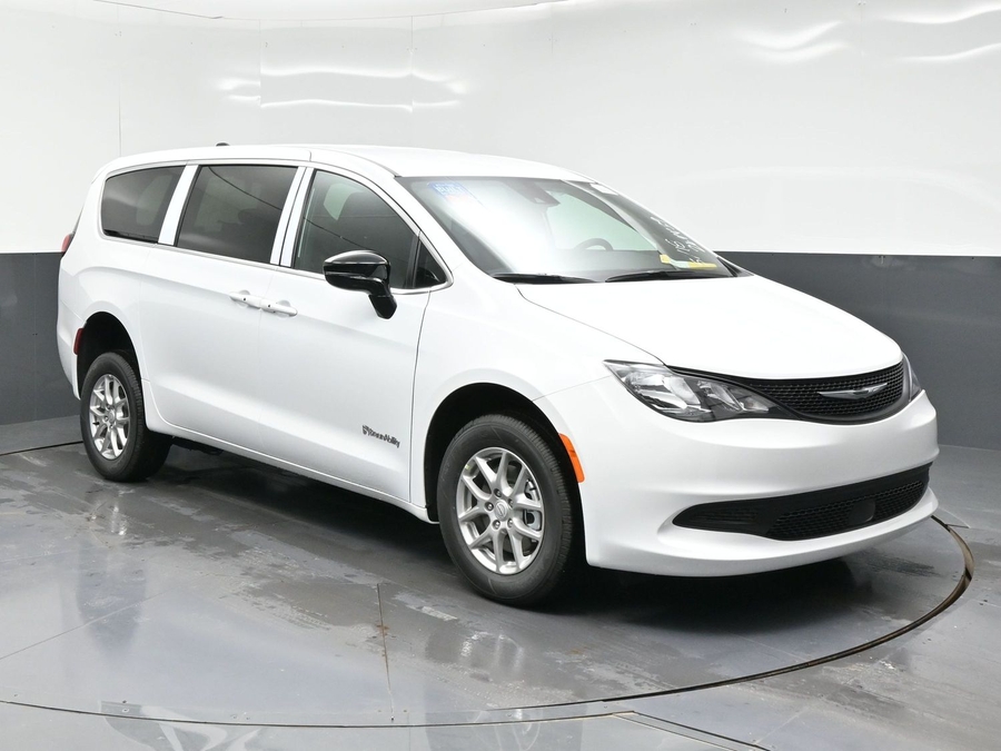 White Chrysler Voyager image number 1