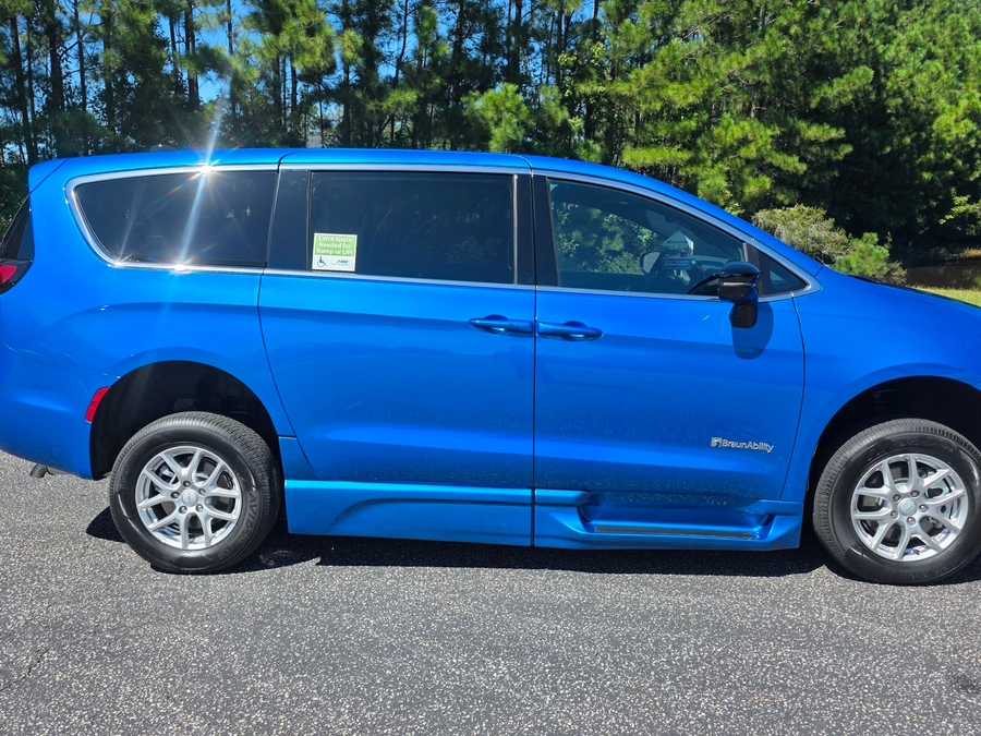 Blue Chrysler Pacifica image number 5
