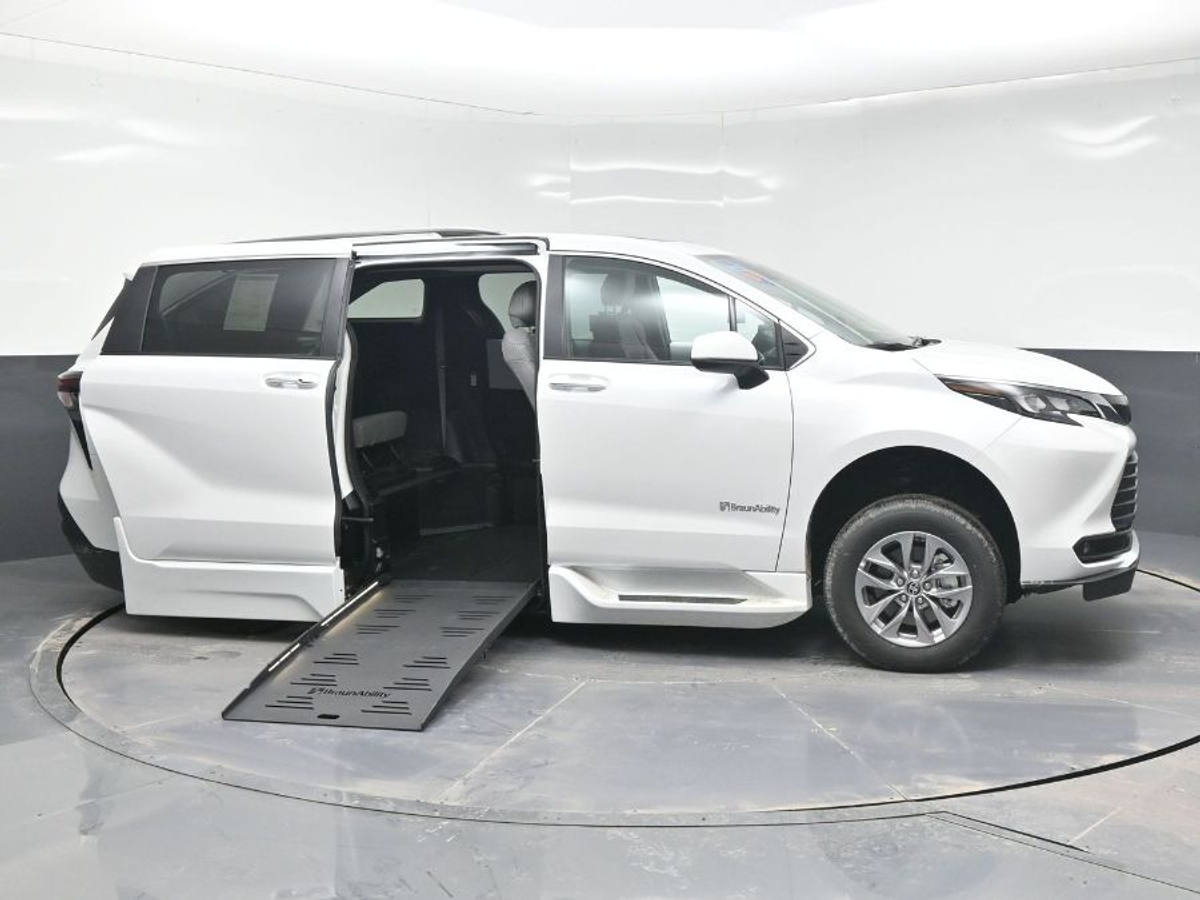 2025 TOYOTA SIENNA - Image 6