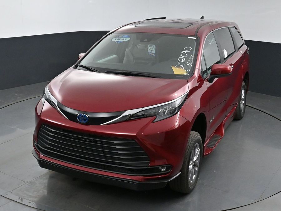 New 2025 Toyota Sienna Hybrid XLE Base - BraunAbility Side Entry Entry In Floor Automatic Ramp