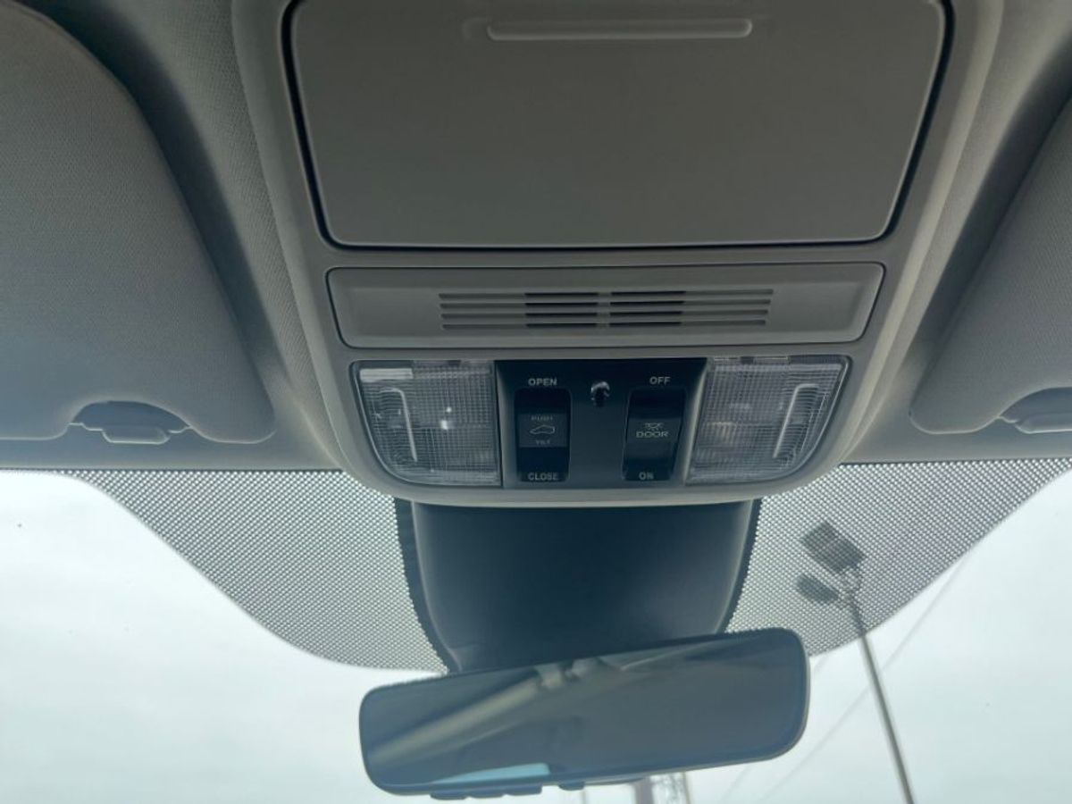 White Honda Odyssey image number 10